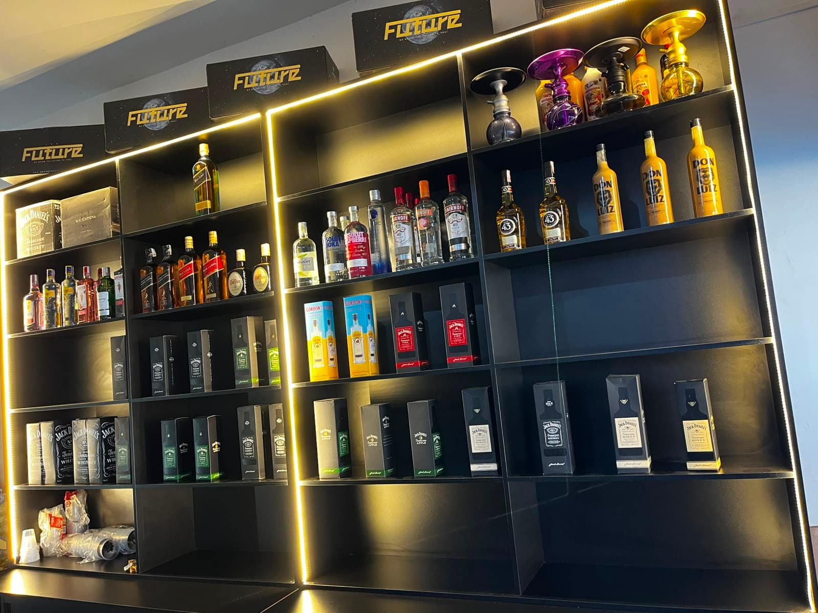 Prateleiras comerciais com fita de LED embutida iluminando produtos em exposição