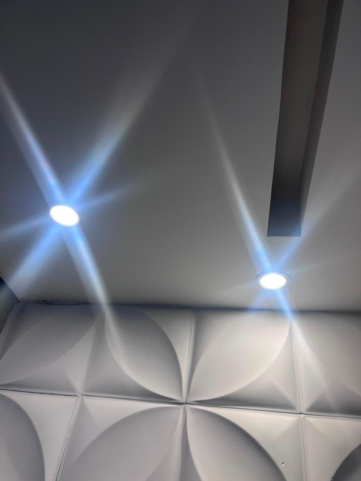 Spots de LED embutidos em teto com acabamento em porcelanato 3D
